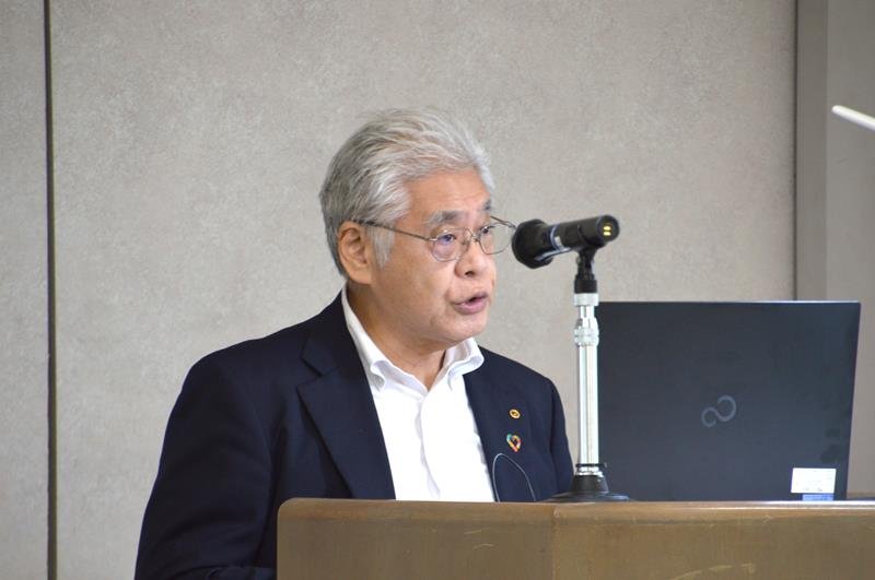 あいさつする吉野専務理事＝８日、千葉市中央区