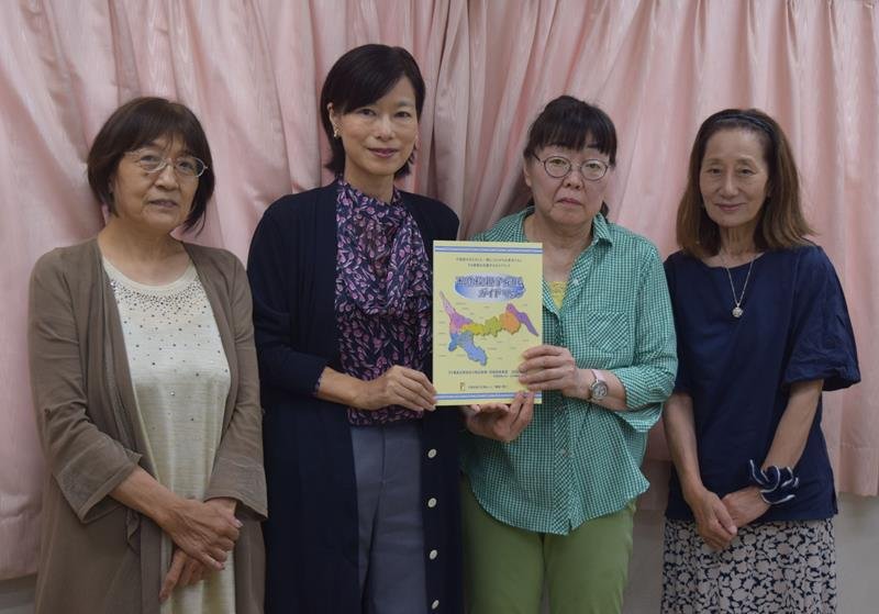 不登校家庭を支援するガイドマップを改訂した景山さん（左から２人目）ら応援ねっとのメンバー＝松戸市