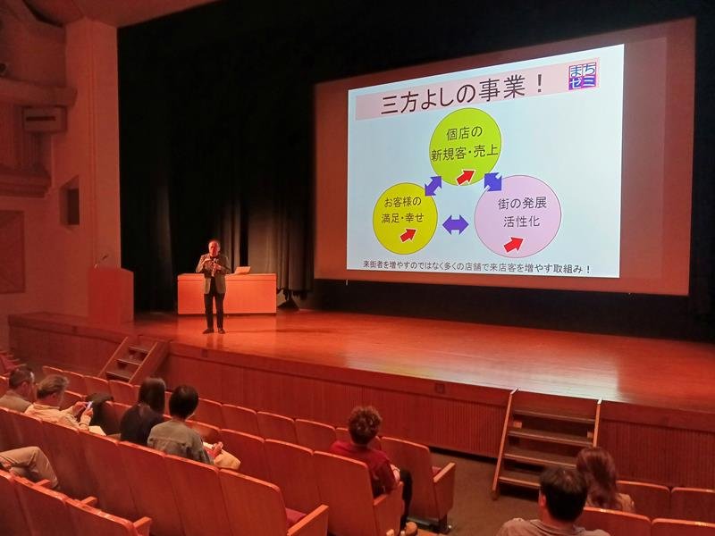講演する松井氏＝５日、千葉市中央区
