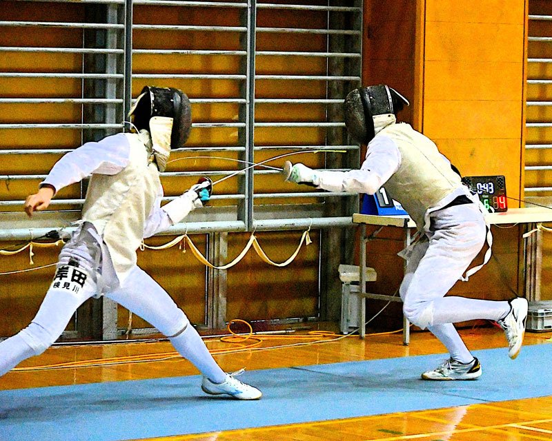 男子団体決勝　突きを決める柏陵・黒川（右）＝船橋アリーナサブアリーナ