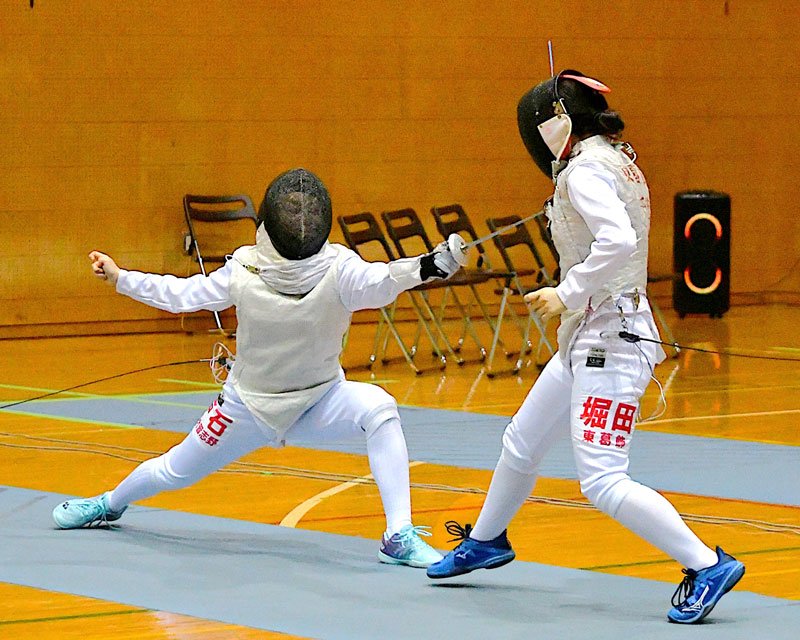 女子団体決勝　突きを決める日大習志野・戸石（左）＝船橋アリーナサブアリーナ