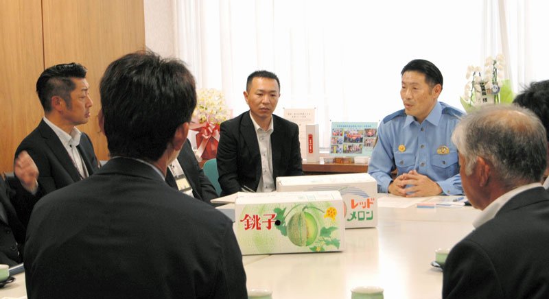 銚子署と銚子市、ＪＡの担当者、メロン農家らが防犯について意見を交わした＝５日、同署