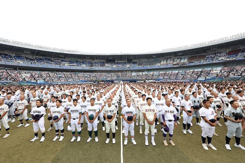 昨年７月の第１０７回全国高校野球選手権千葉大会の開会式に臨む選手ら＝ＺＯＺＯマリン
