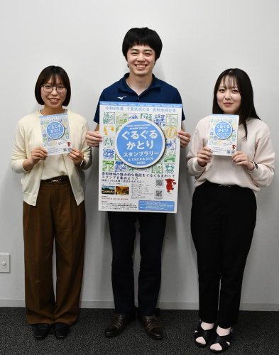 千葉県民の日を記念し、１３日から始まるスタンプラリーを紹介する千葉県香取地域振興事務所の担当者ら＝香取市
