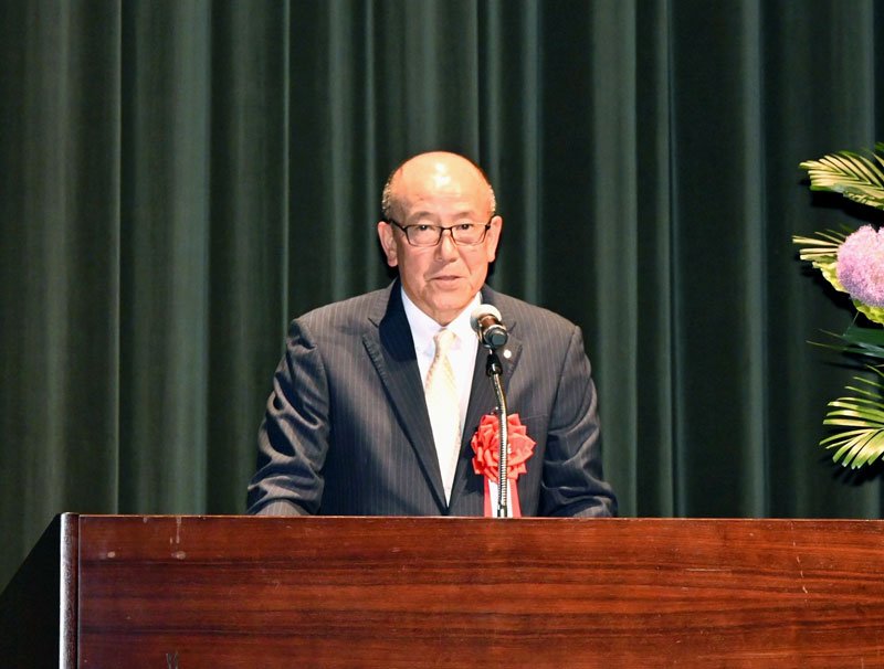 あいさつする鈴木社長＝１０日、千葉市中央区