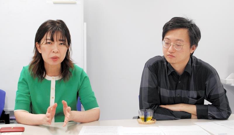 責任著者の大島郁葉教授（左）と筆頭著者の管思清特任研究員＝５月、千葉市中央区の千葉大学亥鼻キャンパス
