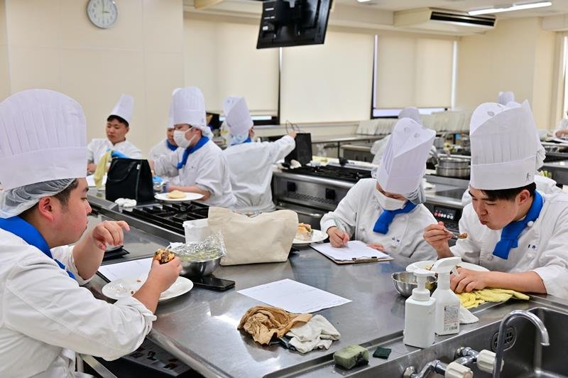 試食する学生たち。学生も投票した＝１１日、千葉市中央区
