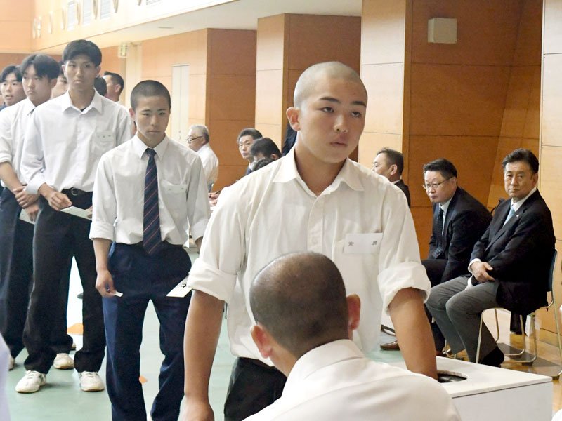 抽選の番号札を引く各校の選手ら＝千葉市稲毛区