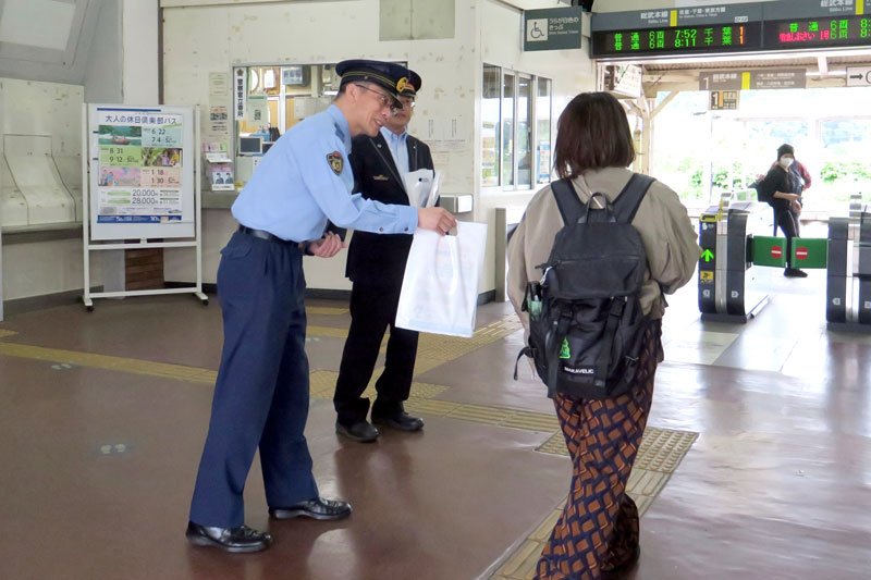 痴漢撲滅キャンペーン　署員ら成東駅でチラシ配布　山武署