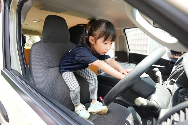 クラクションを鳴らしてバスに置き去りになったことを知らせる園児＝銚子市の飯沼幼稚園