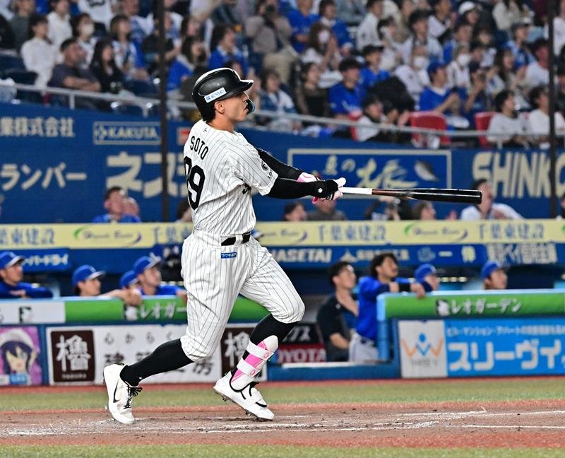 ４回千葉ロッテ１死、ソトが左中間に同点ソロを放つ＝ＺＯＺＯマリン
