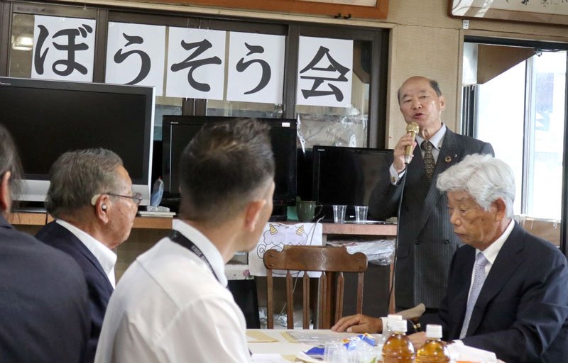 発会式で抱負を述べる唐鎌会長＝一宮町