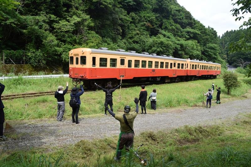 「のだっぽり」の環境守ろう　市原・小湊鉄道沿線で草刈り　千葉県内外から１００人、作業に汗