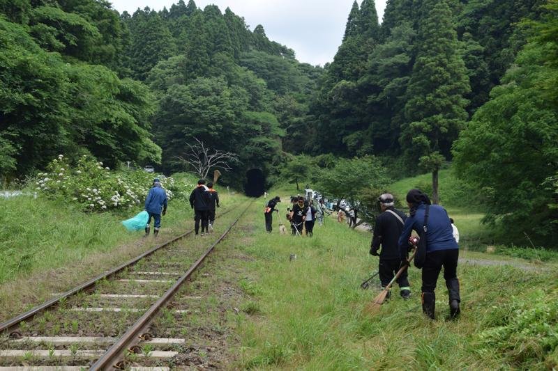 「のだっぽり」の環境守ろう　市原・小湊鉄道沿線で草刈り　千葉県内外から１００人、作業に汗