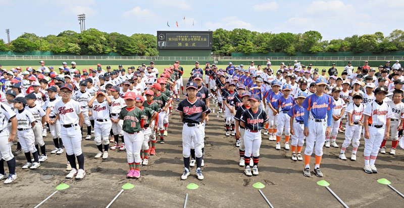 入場行進を終え、整列する選手たち＝１３日、習志野市