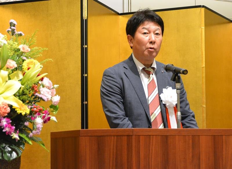 あいさつする篠崎会長＝千葉市中央区
