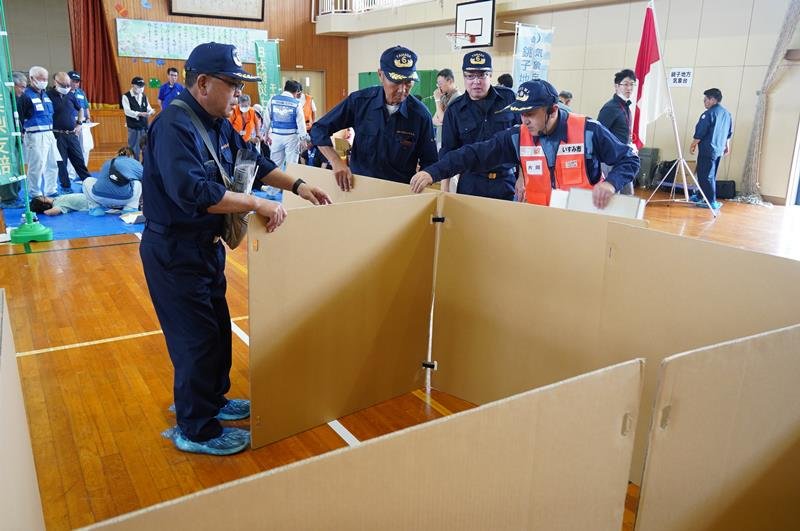 避難所を仕切るパーティションの組み立てを進める自主防災会の住民ら＝いすみ市
