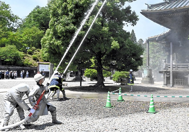 文化財火災から守れ　避難誘導、放水手順確認　成田山で消火訓練