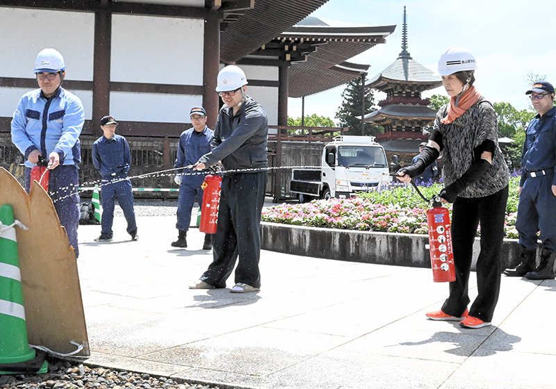 文化財火災から守れ　避難誘導、放水手順確認　成田山で消火訓練