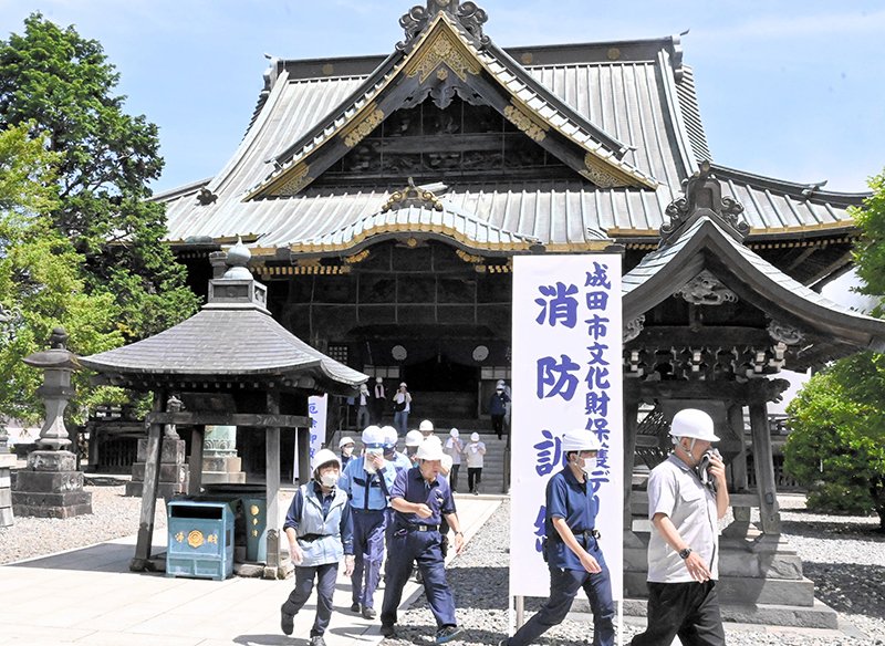 文化財火災から守れ　避難誘導、放水手順確認　成田山で消火訓練