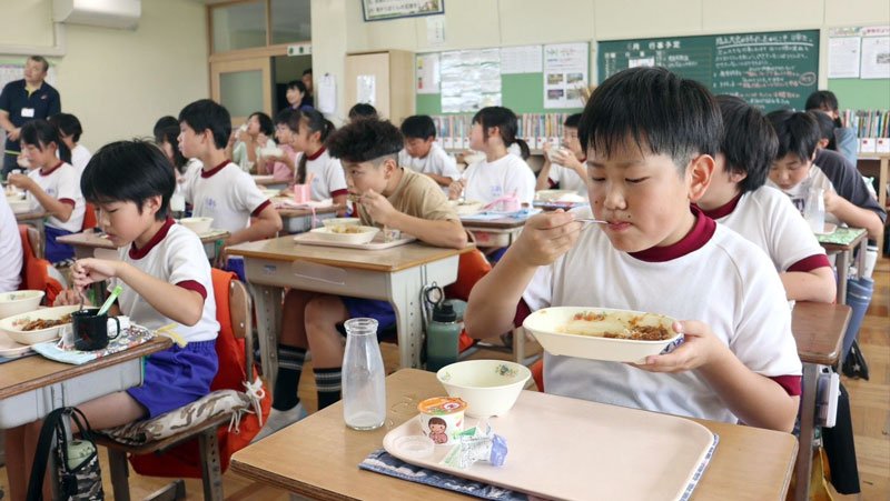 児童ら“ごちそう”頬張る　白子　新タマネギ　甘くみずみずしい地元特産品、給食に