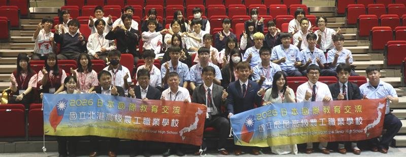 記念撮影する茂原樟陽高と台湾２校の生徒、教職員ら
