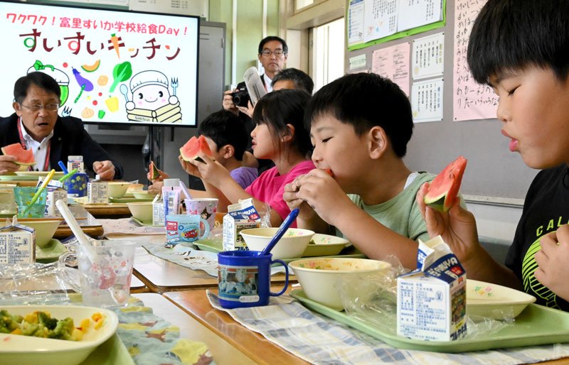 富里スイカに舌鼓　小中学、幼稚園で　甘くみずみずしい地元特産品、給食に