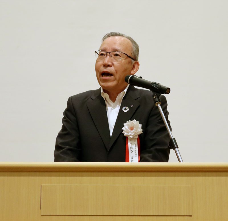 あいさつする熊谷会長＝１８日、千葉市中央区

