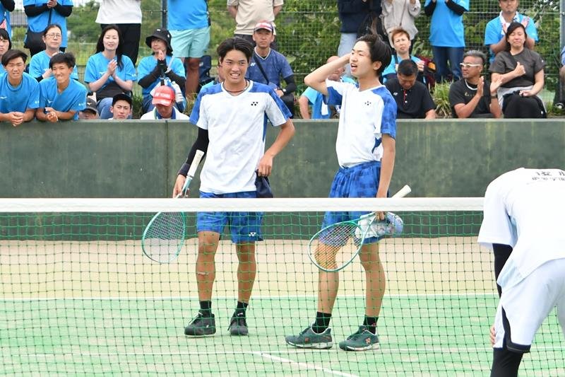 勝利を決め、喜ぶ木更津総合の布施谷煌（左）・鈴木櫂正組＝白子町サニーテニスコート
