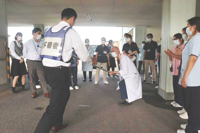 学んだ刺股の使い方を実践する病院職員ら＝茂原市の茂原中央病院（画像の一部を加工しています）