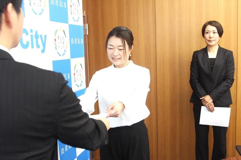 渡辺秀和市長（左）から委嘱状を受け取る佐々木さん（中央）と後藤さん＝南房総市役所
