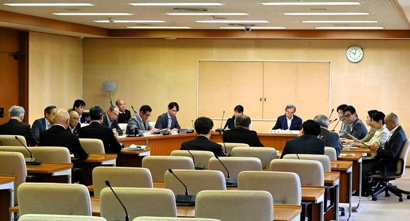 政治倫理審査会の第２回会合では、審査を請求した８議員（手前）が意見を述べた＝１９日、成田市
