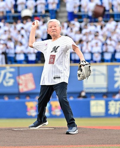 始球式を務めた川淵三郎さん＝ＺＯＺＯマリン
