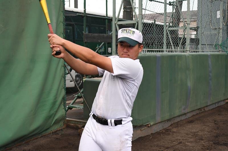 ４番打者としてチームを引っ張る専大松戸の吉岡伸太朗＝松戸市
