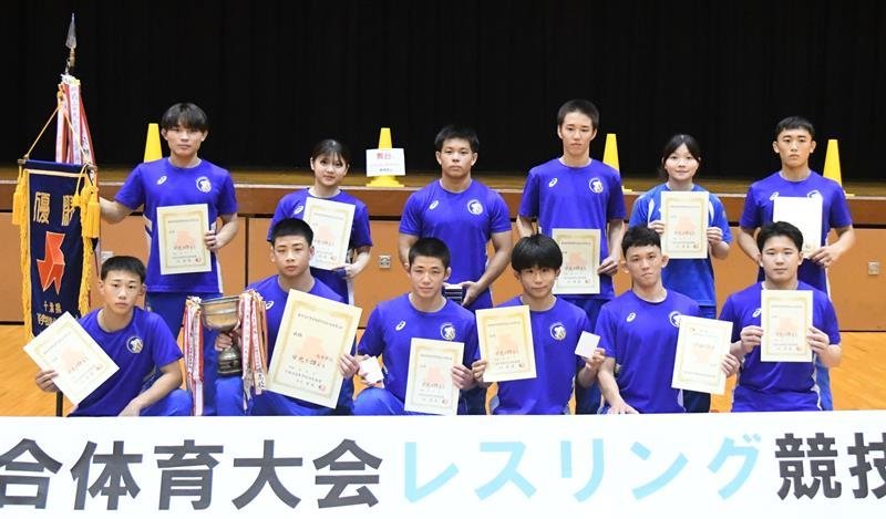 団体や個人で頂点に立った日体大柏の男女選手ら＝佐倉市民体育館