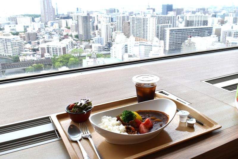 ２２日に県庁本庁舎２０階「スカイレストラン黎明」で提供された「トマトと彩りピーマンハッシュドビーフ」（千円）
