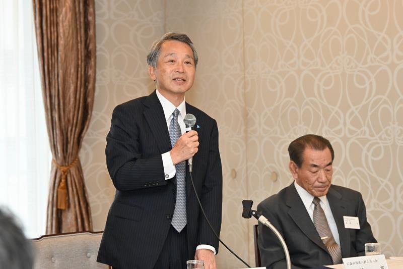 あいさつをする花島会長＝２２日、千葉市中央区