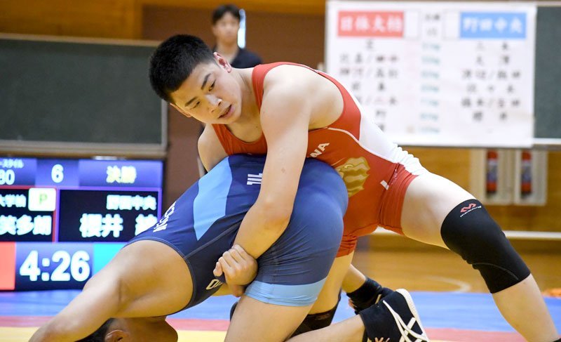 男子団体決勝で攻める日体大柏・浅野笑多朗＝佐倉市民体育館