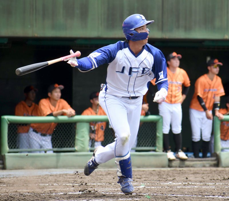 ＪＦＥ東日本―オールフロンティア　３回表ＪＦＥ東２死満塁、大森が走者一掃の適時二塁打を放つ＝大宮公園
