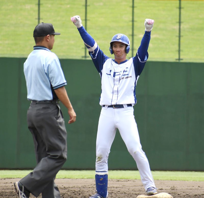 ＪＦＥ東日本―オールフロンティア　３回表ＪＦＥ東２死満塁、走者一掃の適時二塁打を放ち喜ぶ大森（右）＝大宮公園
