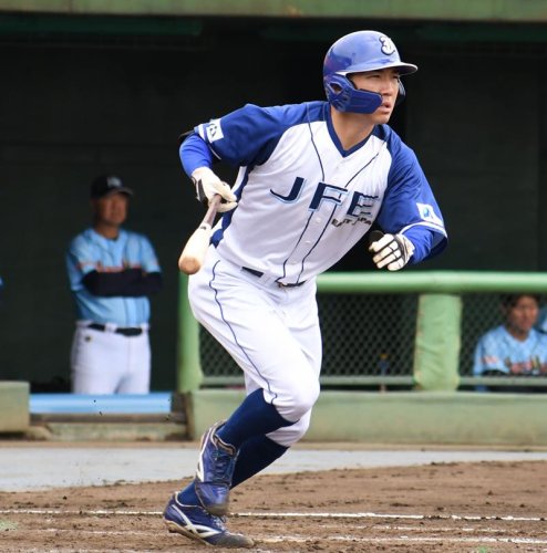 ＪＦＥ東日本―ハナマウイ　３回表ＪＦＥ東２死一、二塁、小松が右前適時打を放つ＝大宮公園
