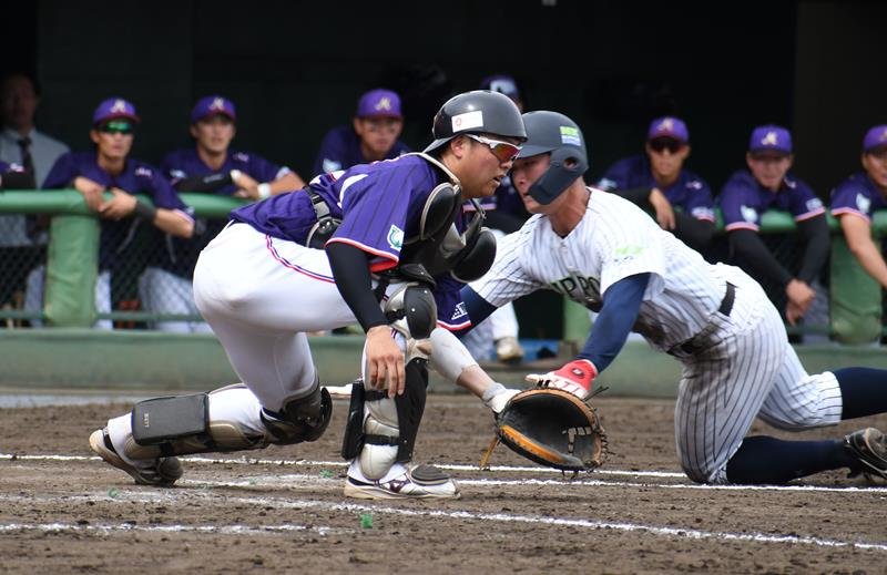日本通運―日本製鉄かずさマジック　４回裏日本通運１死一、三塁、犠飛で三走熊谷（右）が生還し、日鉄かずさマジックのビハインドが２点に広がる。捕手上村＝大宮公園
