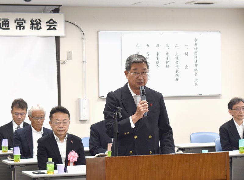あいさつする県漁連の坂本会長＝２３日、千葉市中央区の水産会館
