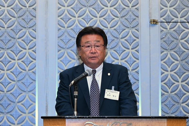 総会であいさつする鈴木会長＝２４日、千葉市美浜区
