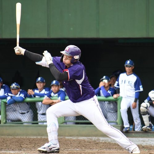 ＪＦＥ東日本－日本製鉄かずさマジック　８回裏日鉄かずさマジック２死満塁、勝俣が適時打を放つ＝大宮公園
