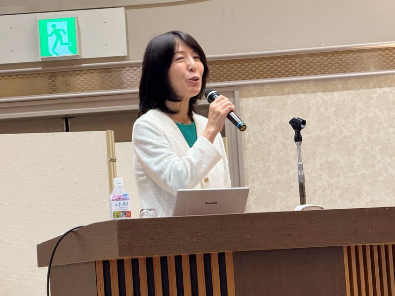 千葉政経懇話会６月例会で講演する伊藤氏＝２４日、千葉市中央区のホテル