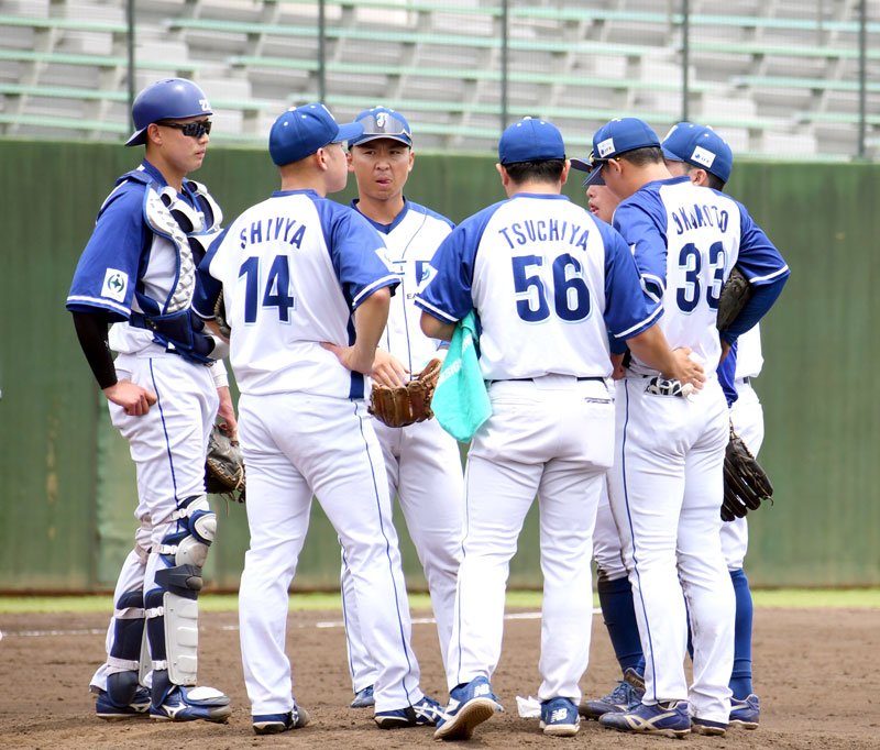 ＪＦＥ東日本－日本製鉄かずさマジック　５回裏のピンチでマウンドに集まるＪＦＥ東日本の選手ら＝大宮公園