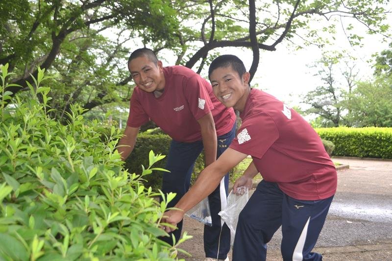 早朝に集まってごみ拾いを行う四街道高校野球部のメンバー＝四街道市
