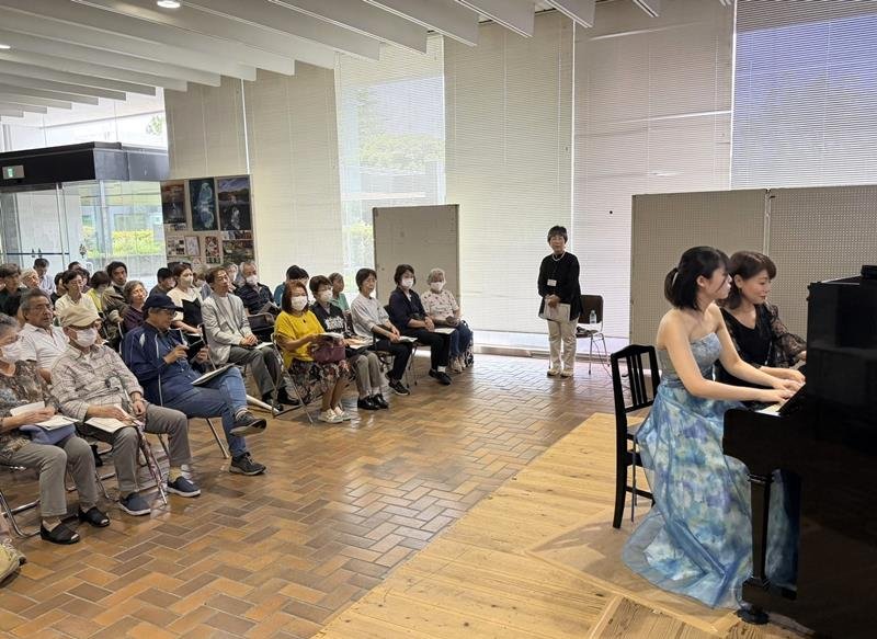 「松本ピアノ」の優美な音色が響いた市役所ロビーコンサート＝２６日、君津市
