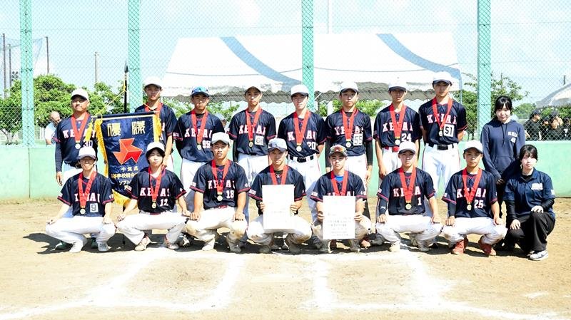 男子優勝の千葉敬愛ナイン＝蘇我スポーツ公園

